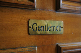 Dvere s nápisom gentlemen