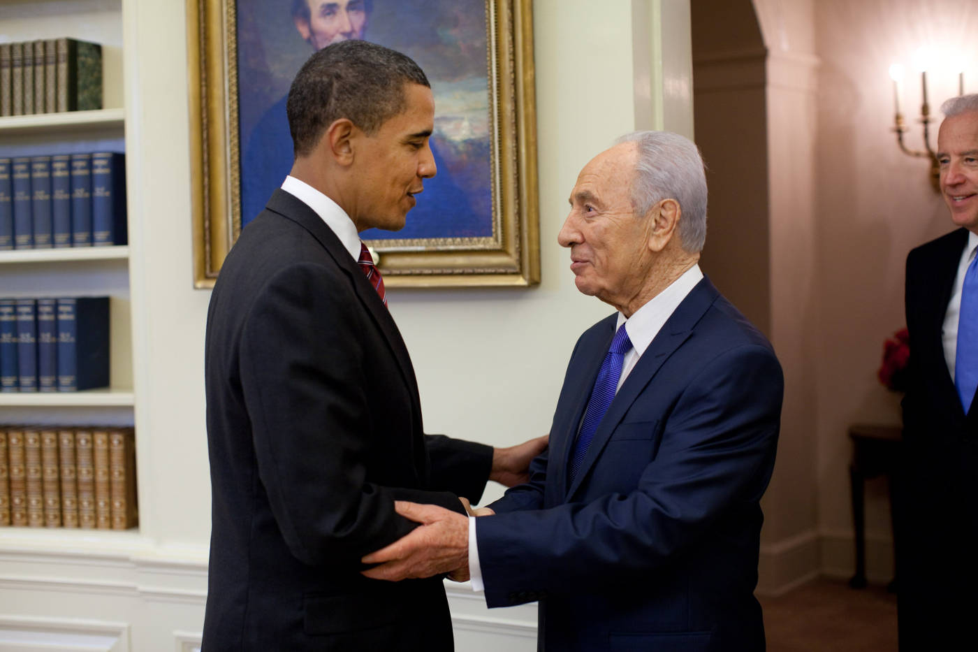 Barack Obama podáva ruku izraelskému prezidentovi Shimon Peresovi
