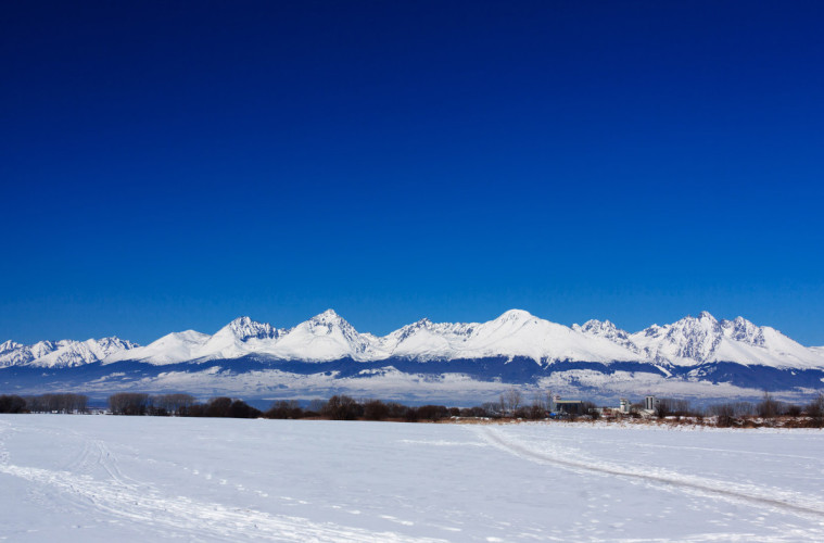 Pohľad na zasnežené Tatry v zime