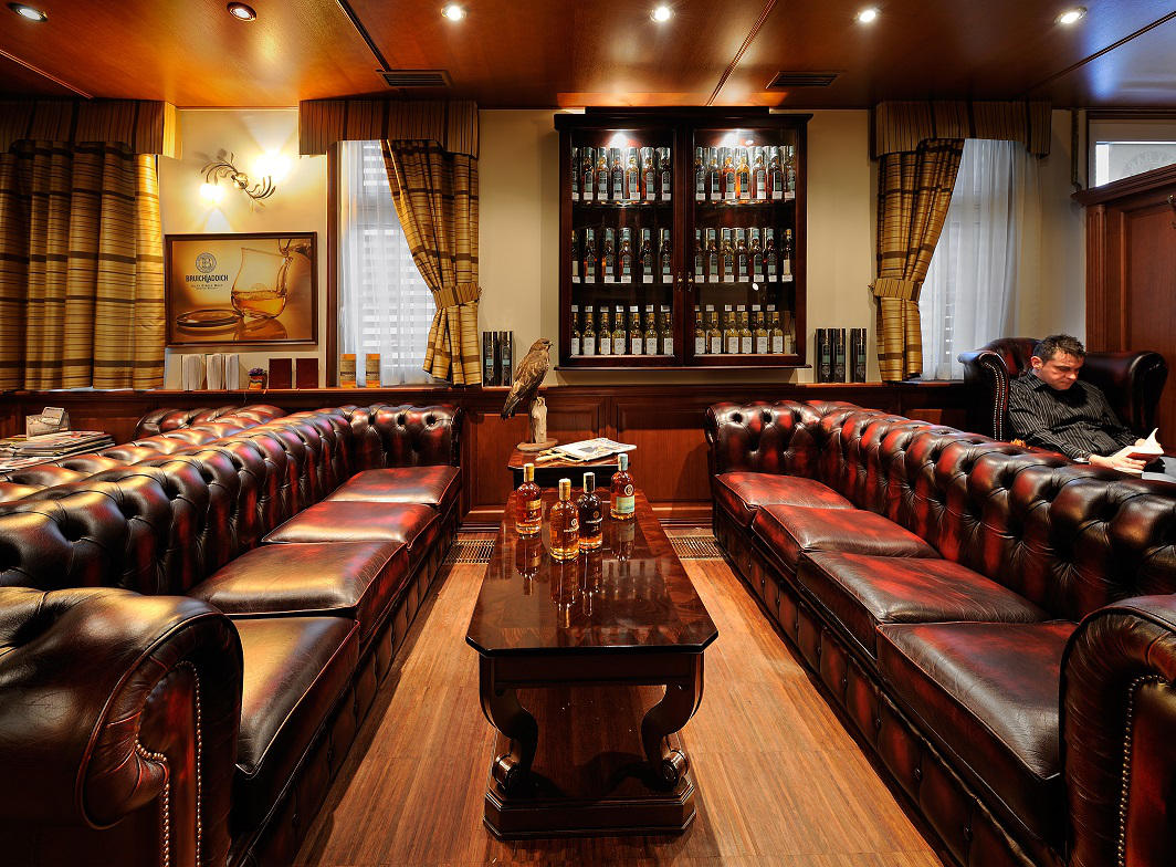 Whisky Bar 44 interiér